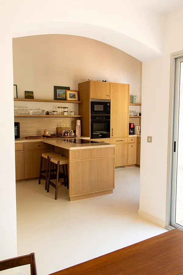 Îlot de cuisine et four encastré