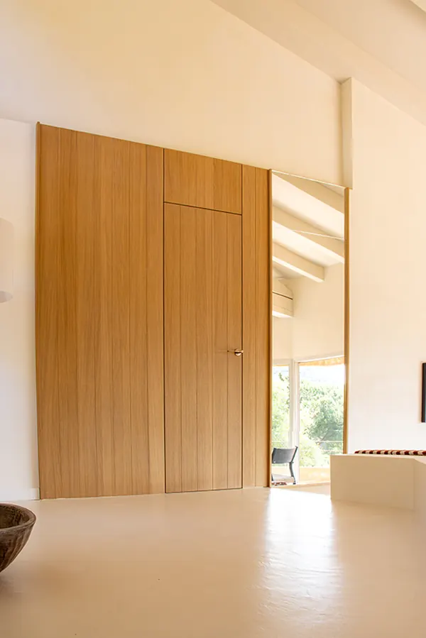 Porte en bois clair et sol beige