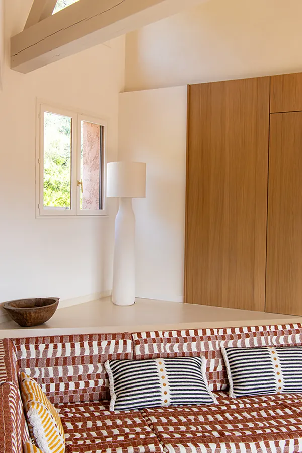 Salon et niche de rangement