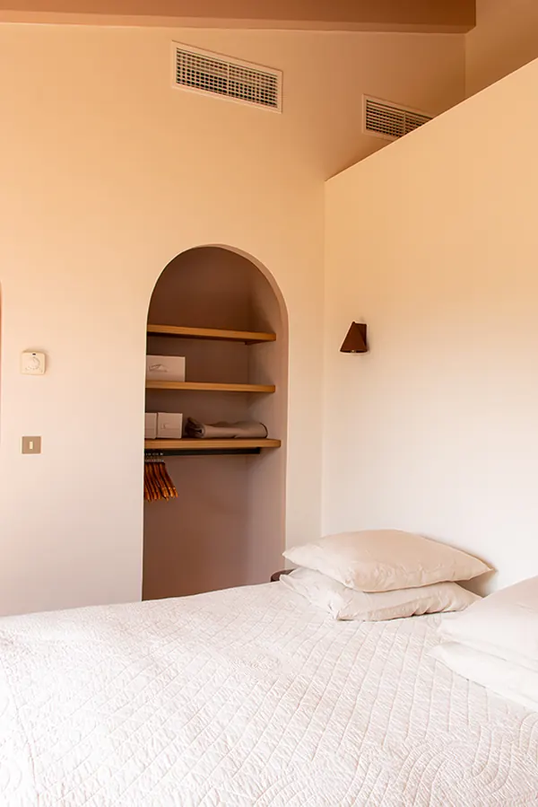 Chambre claire avec alcôve et lit double