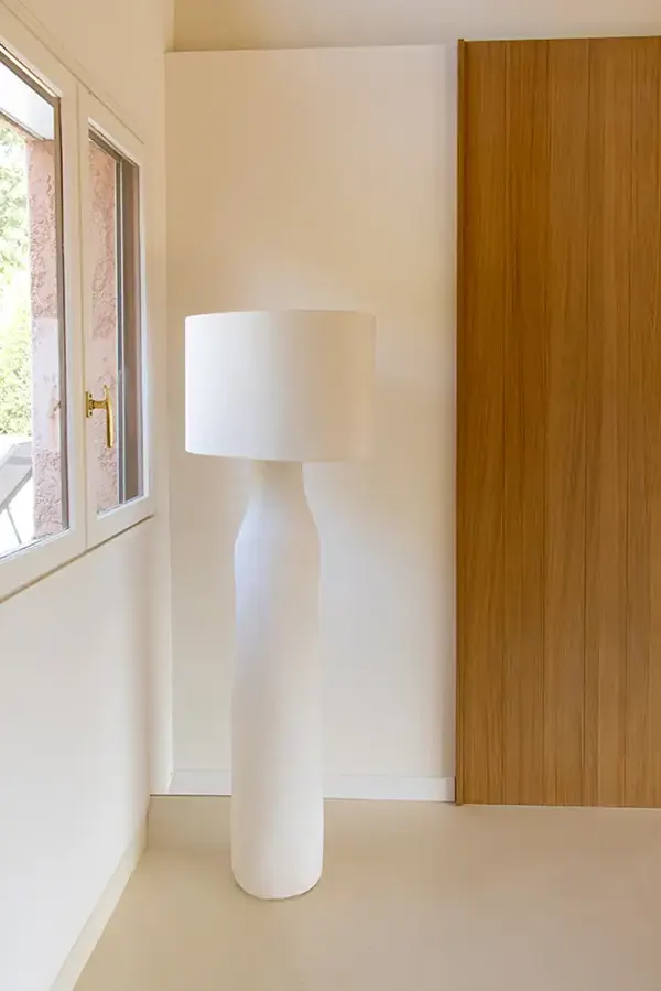 Couloir voûté et lampe