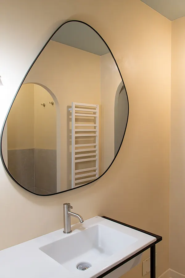 Salle d’eau et miroir organique