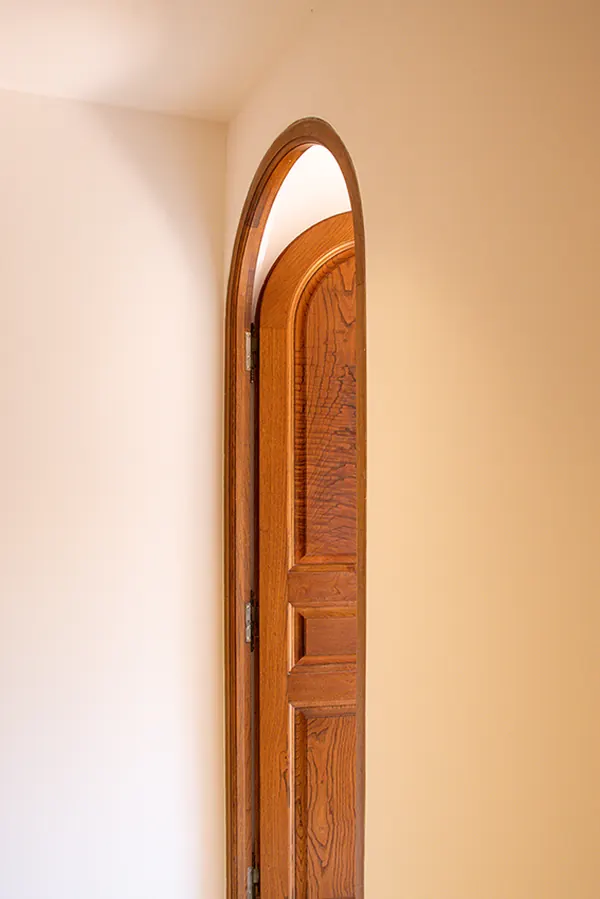 Porte cintrée en bois