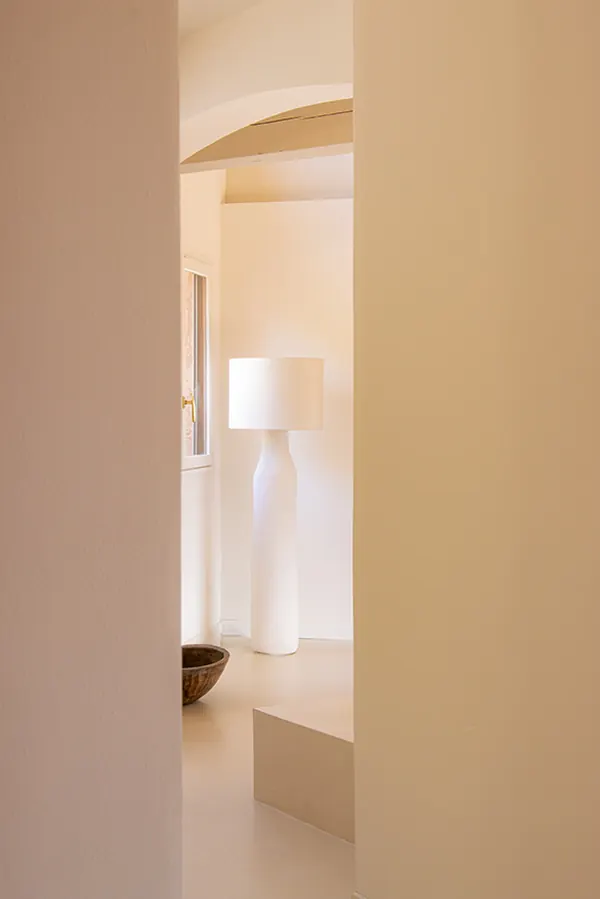 Couloir et lampe sur pied