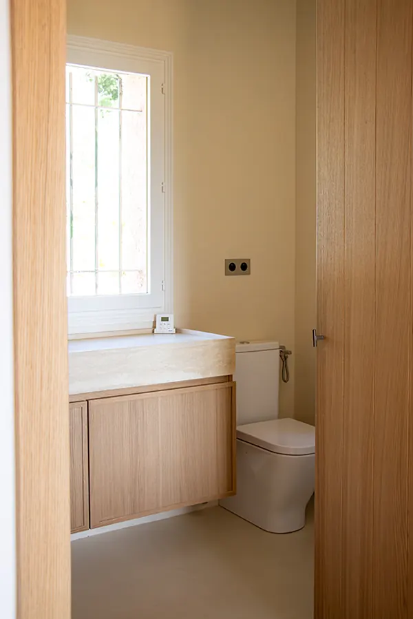 Salle de bains avec baignoire