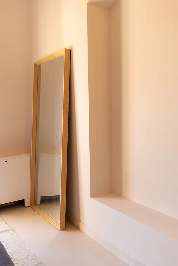 Miroir sur pied et niche