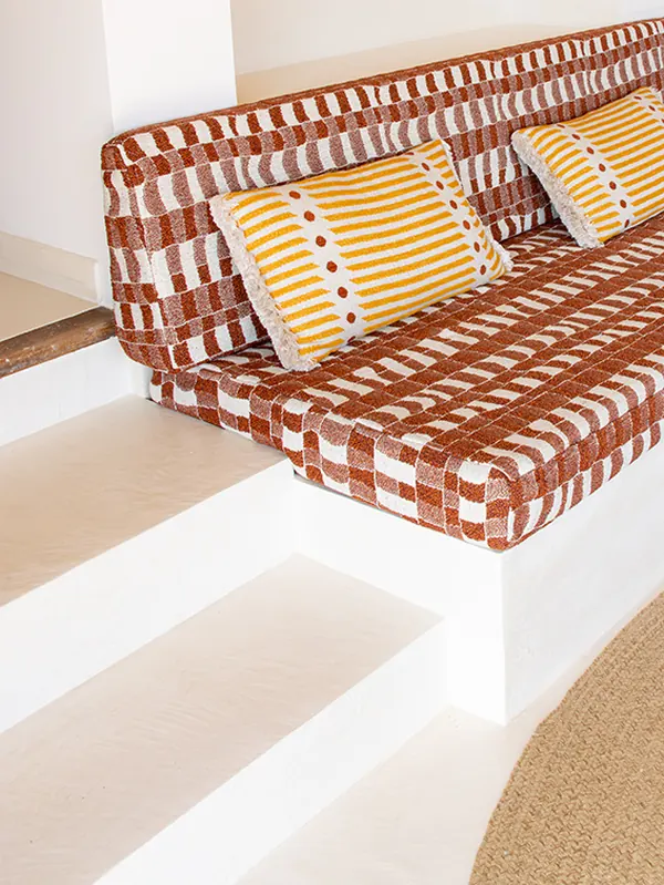 Banquette basse et coussins