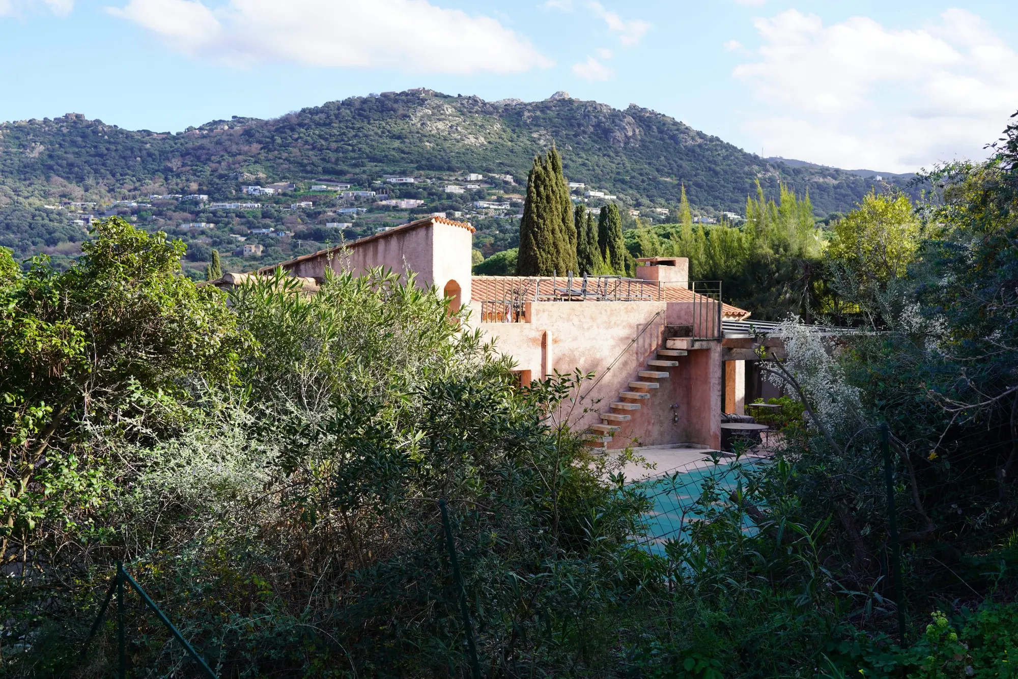 La maison et sa piscine, au milieu de la végétation, face à la mer