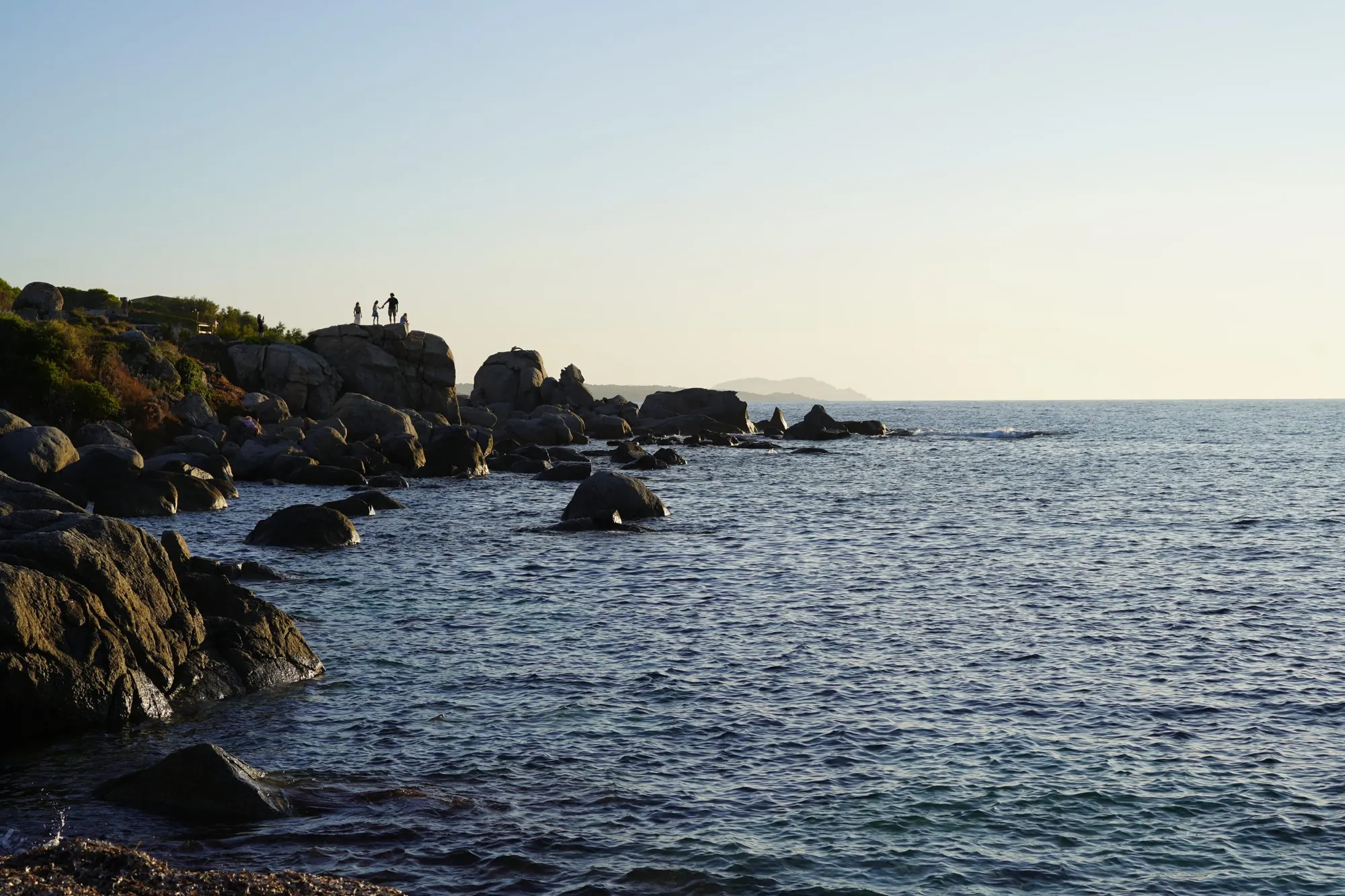 Côte rocheuse et mer au coucher du soleil