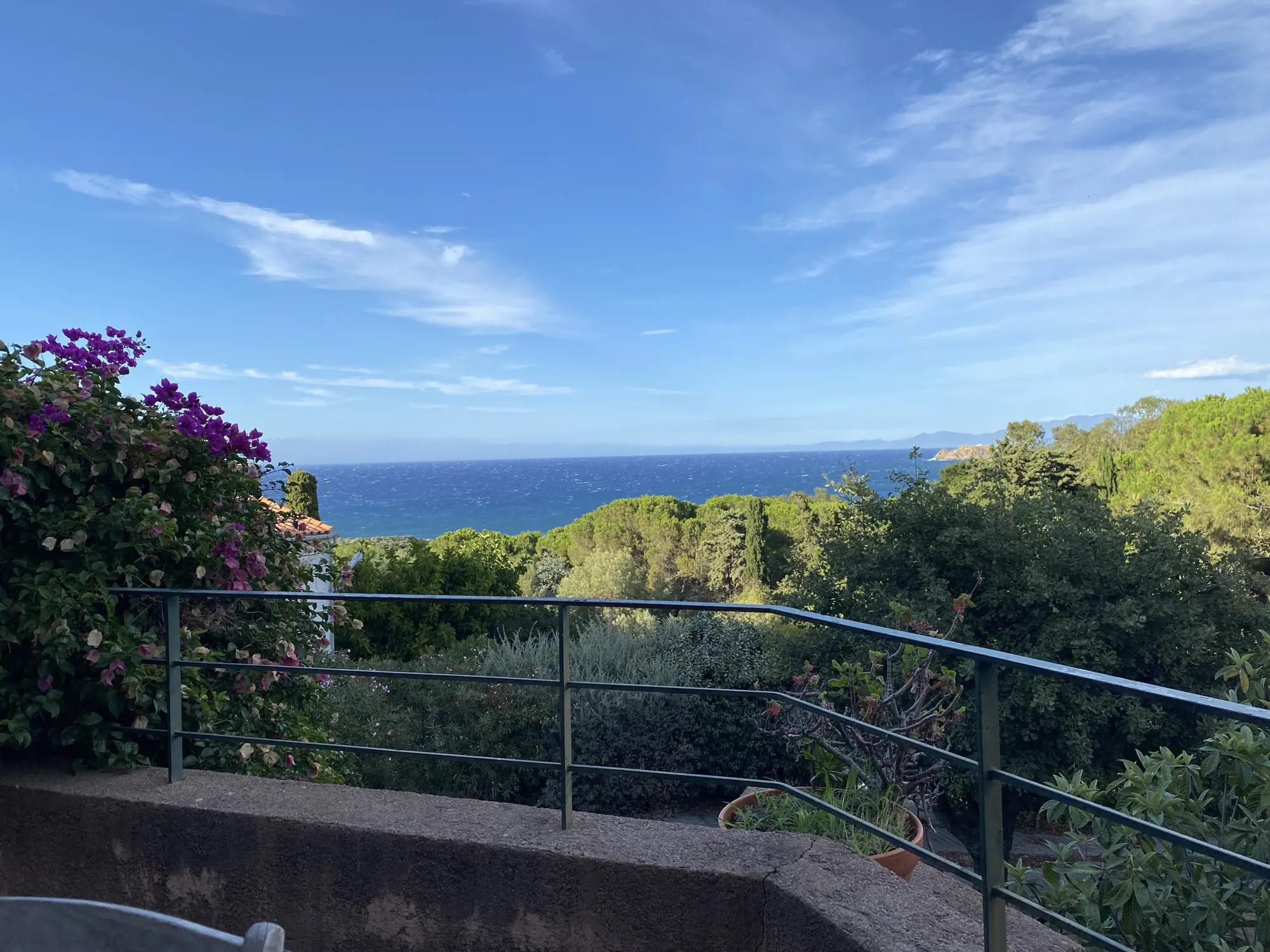 Terrasse en surplomb avec vue dégagée sur la mer