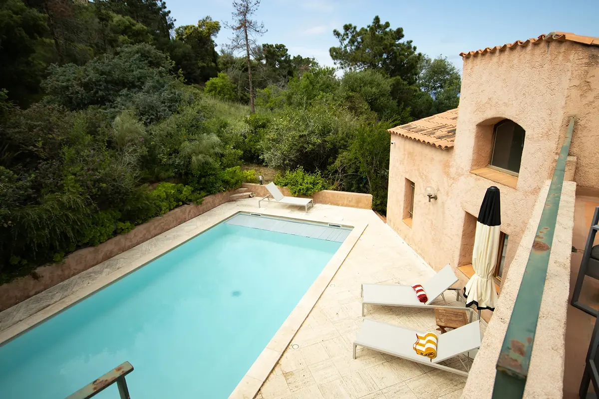 La piscine et sa plage, face à la mer
